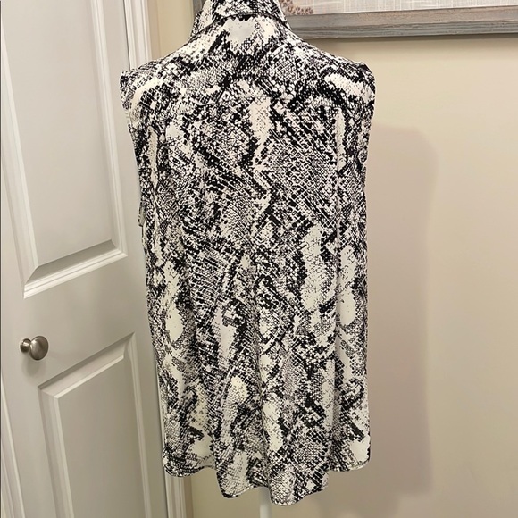 Worthington Black and White Sleeveless Button Down Shirt Front Pockets - Picture 8 of 16
